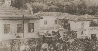 Gaspıralı İsmail Bey'in aziz naaşı, Bahçesaray'daki evinin avlusundan kalabalığın omuzlarında çıkarılırken (12 Eylül 1914)