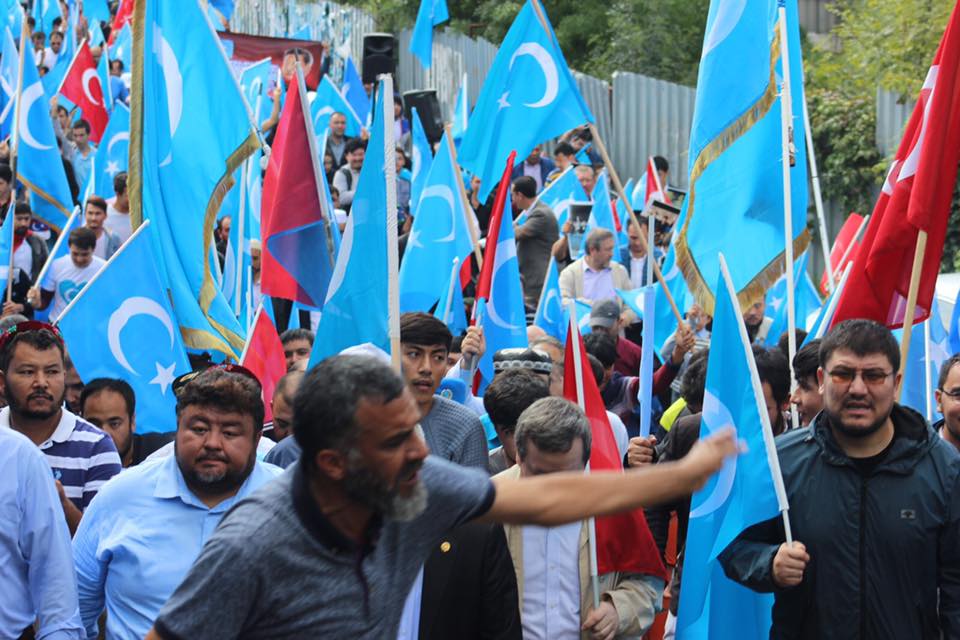 Doğu Türkistanlılar Çin'i Protesto Etti