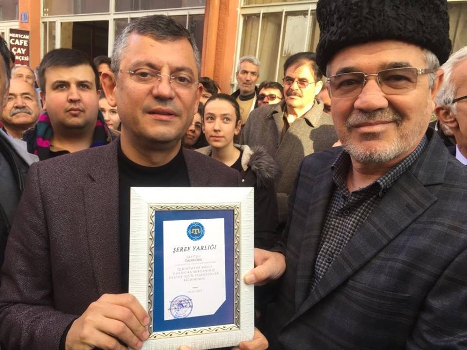 dünya kırım tatar dernek başkanı mustafa sarıkamış CHP Grup başkanvekili Özgür Özel'e şeref yarlığı verdi