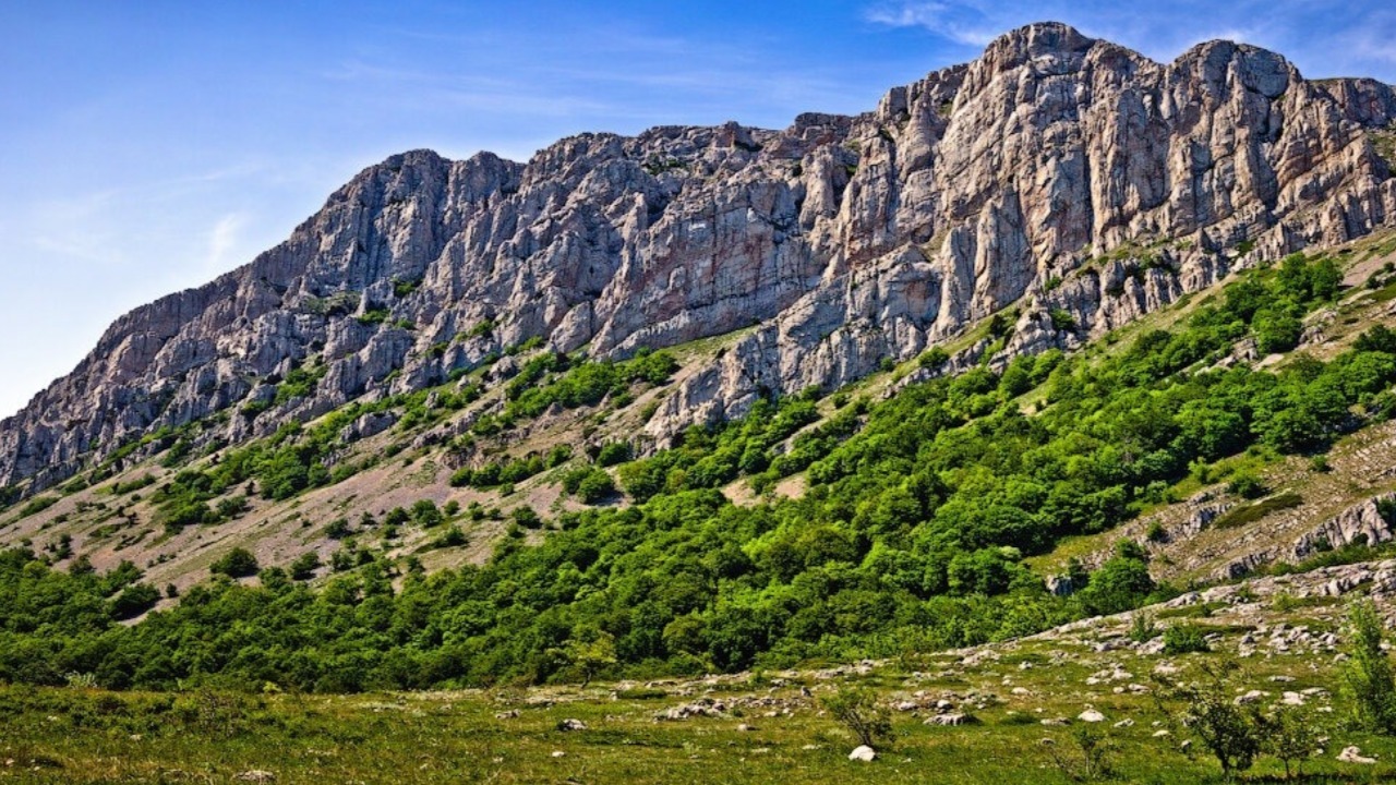 Периода в крыму. Гора Чатыр Даг. Горный массив Чатыр-Даг. Четырдак гора Крым. Алушта гора Чатыр Даг.