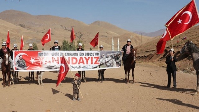 Van’ın Erciş ilçesindeki Ulupamir Mahallesi’nde yaşayan Kırgızlar, köy meydanında bir araya gelerek, “Kahrolsun PKK”, “Vatan Sana Canım Feda” sloganları attı. Barış Pınarı Harekatı’na destek veren Kırgızlar adına açıklama yapan Ulupamir Mahallesi Muhtarı Eyüphan Koşar, şöyle konuştu: “Bilindiği gibi biz 35 yıldır buradayız, terörle mücadelede devletimizin, ordumuzun, askerimizin yanındayız. Bugün de devletimiz bu terör belasına karşı bir harekata geçmiştir. Dinini, vatanını, namusunu, şerefini ve malını korumak için her türlü müdafaa hakkımız var. Ordumuzun yanındayız sonuna kadar güvenlik korucuları olarak devletimizin emrindeyiz.” “Yaşlısıyla, genciyle Mehmetçiğimizin yanındayız” Vatanın huzuruna, güvenliğine göz dikenlere asla müsaade etmeyeceklerini ifade eden Koşar, operasyona katılan Mehmetçiklere dua ederek sonuna kadar devletin yanında olduklarını belirtti. Ulupamir Kökbörü Spor Kulübü ve Derneği Başkanı Yakup Timur Baş da, operasyonun başarılı sonuçlanacağına inandıklarını anlatarak, şunları söyledi: “Cumhurbaşkanımızın talimatıyla başlatılan operasyonunda, devletimizin yanında olduğumuzu belirtmek istiyorum. Yediden yetmişe hepimiz duayla emir gelirse cephede savaşmak için hazırız. Bu vatan için, bu toprak için yaşlısıyla, genciyle, hepimiz Mehmetçiğimizin yanındayız. “