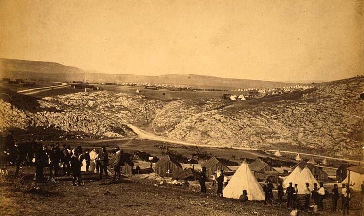 Dünyanın ilk savaş fotoğrafları 1855'te Kırım’daki Osmanlı – Rus Savaşı sırasında İngiliz fotoğrafçı Roger Fenton tarafından çekilmişti.