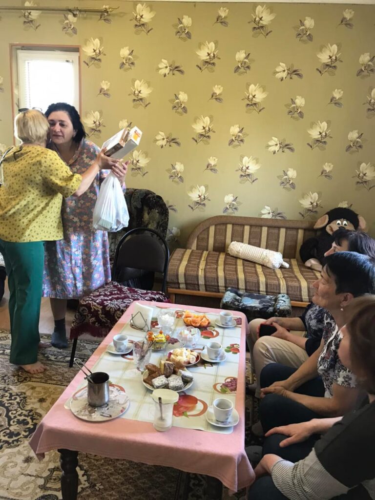 Dünya Kırım Tatar Derneği bayramda kartanay ve kartbabaylarımızı ellerinde kahve, çay ve bir kutu kurabiye ile gönüllerini hoşnut etmek üzere selamlarınızı iletiler.