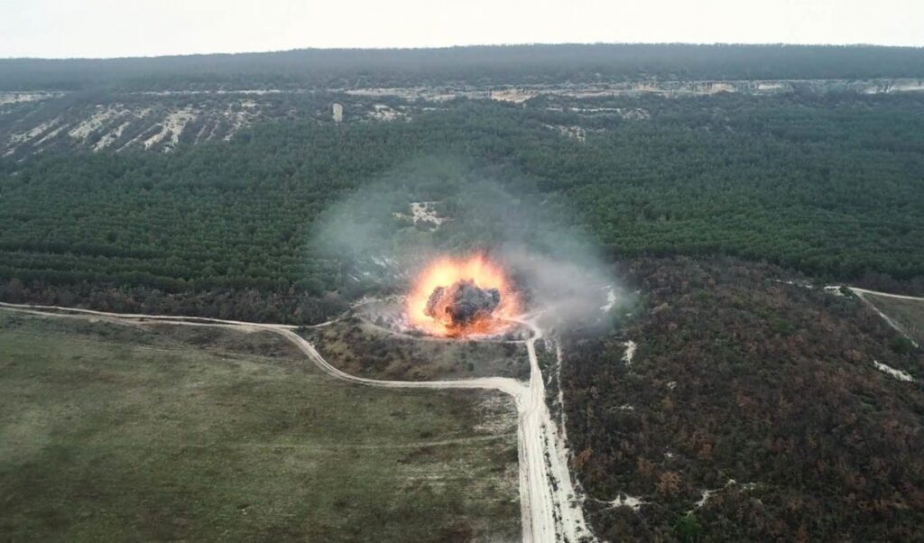 Rusya`nın yasa dışı ilhak ettiği Kırım`da farklı noktalarda 8 bomba bulundu. Rusya Acil Durumlar Bakanlığı ekipleri, halka zarar vermemesi için bombaların bulunduğu alanlarda giriş ve çıkışları kapattı. Kamyonlara yüklenen bombalar boş bir alana götürülerek kontrollü şekilde patlatıldı. 8 bombanın ağırlığı 900 kilogram 8 bombanın ağırlığı 900 kilogram Acil Durumlar Bakanlığı tarafından yapılan açıklamaya göre, Kırım sakinleri tarafından fark edilen bombaların toplam ağırlığı 900 kilogram. Büyük bir gürültüyle patlayan bombalardan çıkan dumanlar metrelerce yüksekliğe ulaştı. Yaşanabilecek bir facianın önüne geçilirken, ekipler bölgede başka bombaların olup olmadığına yönelik araştırmalarını sürdürüyor. 2