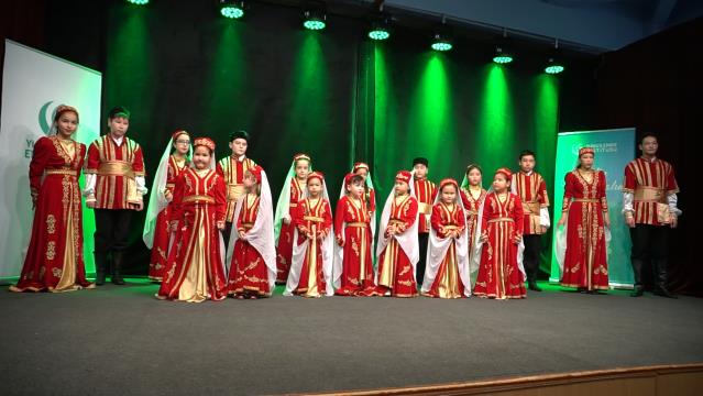 Köstence'de Tatar çocuklardan halk oyunları gösterisi