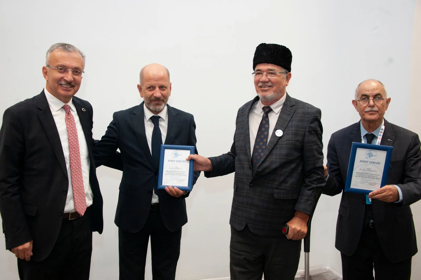 Dünya Kırım Tatar Derneği Erzincan Binali Yıldırım Üniversitesi Rektörü Akın Levent, Prof. Dr. Abdulkadir Gül ve Prof. Dr. Ali Kafkasyalı'ya Şeref Yarlığı verdi