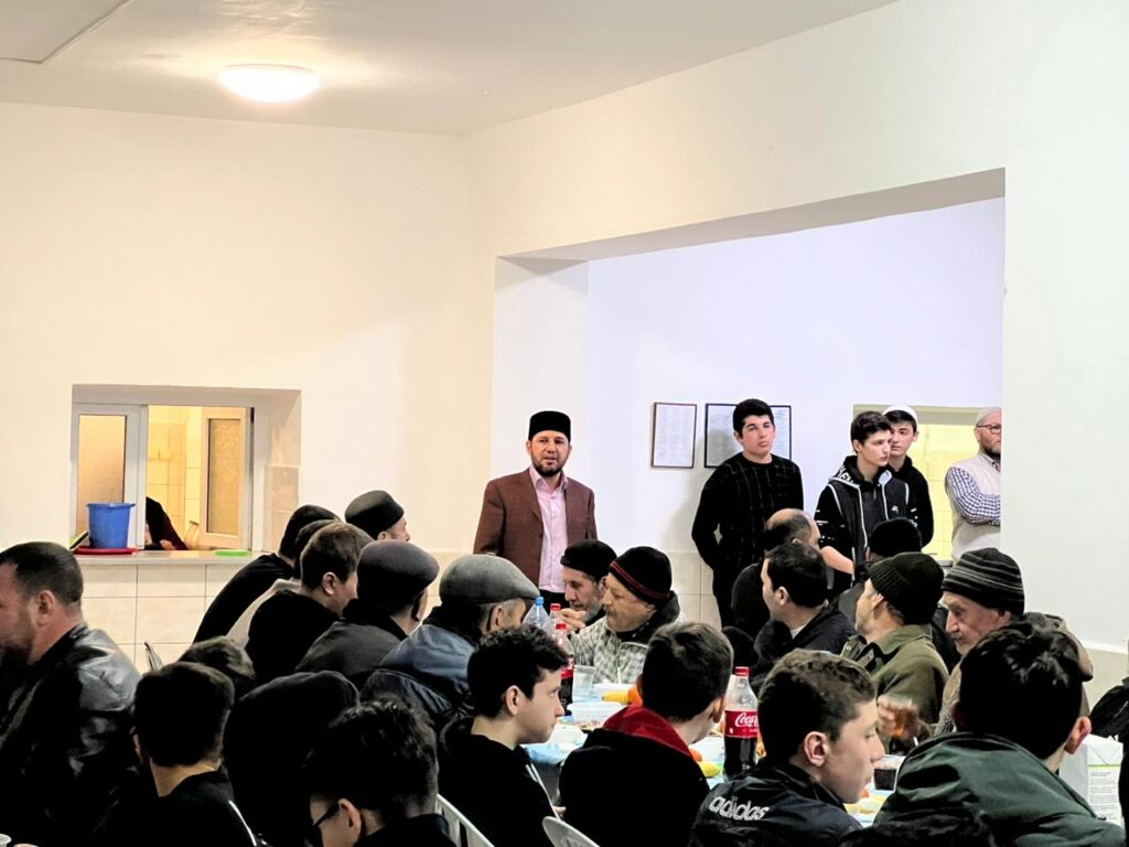 İmam Maturudi Qalay Medresesi öğrencilerine ve Kırımtatar halkı iftarda