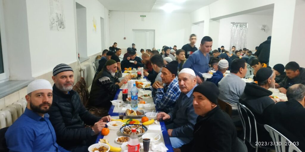 İmam Maturudi Qalay Medresesi öğrencilerine ve Kırımtatar halkı iftarda