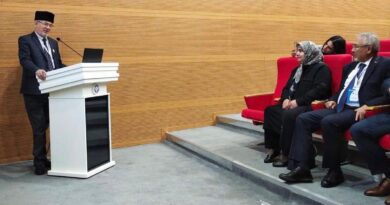 Erzincan Binali Üniversitesinde Dünya Kırım Tatar Dernek Başkanı Mustafa Sarıkamış'ın sunumu