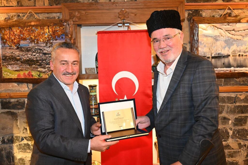 Mehmet TUTAL 31 Aralıkta yapılacak olan yerel seçimlerde aday gösterilmedi. Adile Baysal Kültür ve Sanat evinde STK Başkanlarına Plaket verdi.