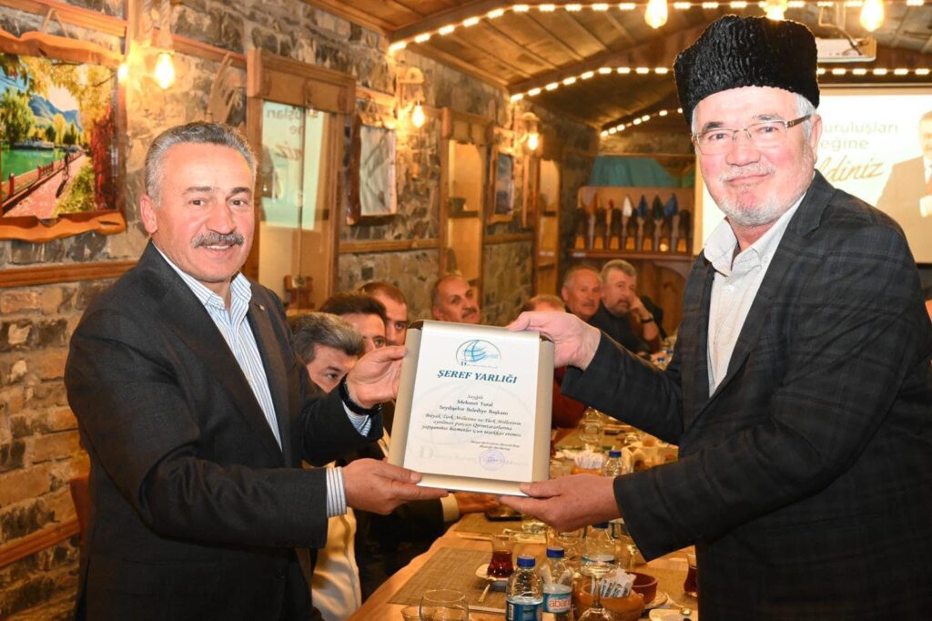 Plaket töreni sonrası Dünya Kırım Tatar Derneği Başkanı Mustafa Sarıkamış 10 Yıldır Kırım Tatarlarına destek veren Başkana Şeref Yarlığı takdim etti.