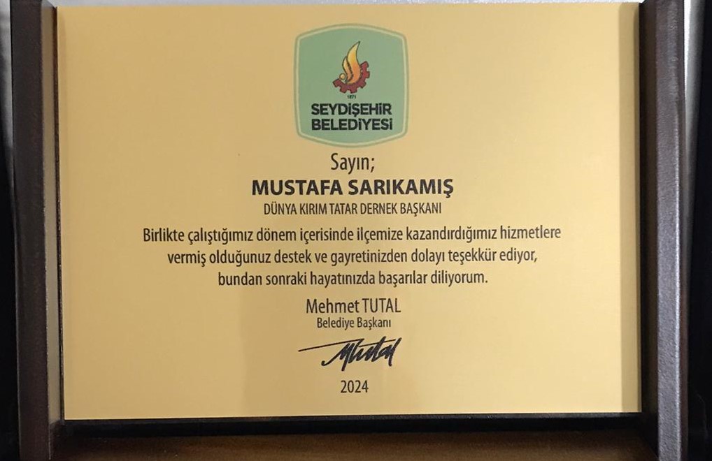 Seydişehir Belediye Başkanı Mehmet TUTAL  Adile Baysal Kültür ve Sanat evinde STK Başkanlarına Plaket verdi.