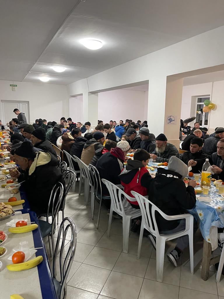 Ramazanın ilk günü Kırımda ilk iftar Dünya Kırım Tatar Derneği tarafından Canköyde Maturidi Qalay Medresesin verildi.
İftara çok büyük katılım oldu