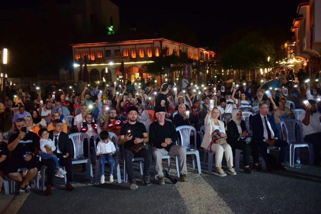 Malatyalı yerel sanatçılarımızdan Lütfü Acıbucu ve kıymetli ekibiyle, 32 İlden (Doğu,Güneydoğu ve Karadeniz Bölgesi) ile 7 Ülkeden (Türk Dünyası Teşkilatları) katılımları ile Türkü gecemizde sanat sokağında buluştuk. Bizleri yalnız bırakmayan tüm vatandaşlarımıza teşekkür ediyoruz.