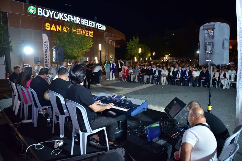 Malatyalı yerel sanatçılarımızdan Lütfü Acıbucu ve kıymetli ekibiyle, 32 İlden (Doğu,Güneydoğu ve Karadeniz Bölgesi) ile 7 Ülkeden (Türk Dünyası Teşkilatları) katılımları ile Türkü gecemizde sanat sokağında buluştuk. Bizleri yalnız bırakmayan tüm vatandaşlarımıza teşekkür ediyoruz.