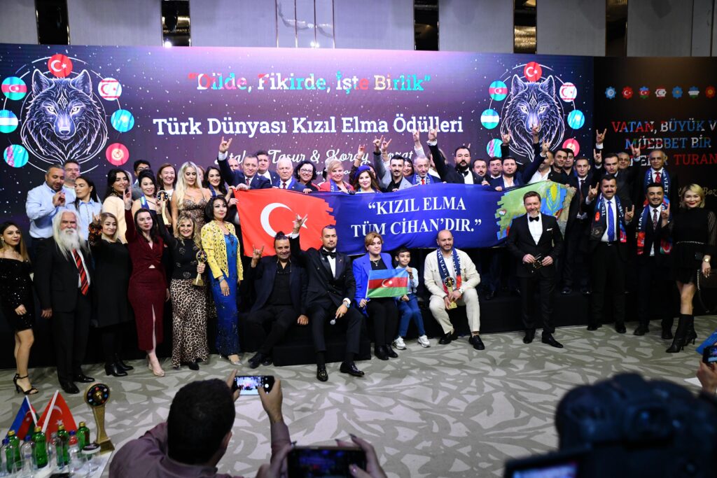 Türk Dünyası Kızıl Elma ödül töreni