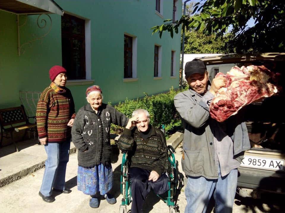 Qırımtatar halqınıñ şanlı qızı Ayşe Seytmuratova Qurban Bayramında Qırım tatarlarının umudu Dünya Kırım Derneğinin Kartlar evine cibergen Qurbanların alıp dua etken edi