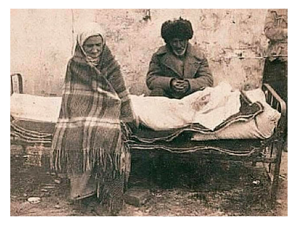 1944 sürgününden sağ kurtulan İnguş aile — Avdarkhan Umievich ile Luli Aslanbekovna Gazdiyev — sürgünde açlıktan hayatını kaybeden kızları Madina’nın cenazesi başında.
Yer: Kazakistan, 1946.