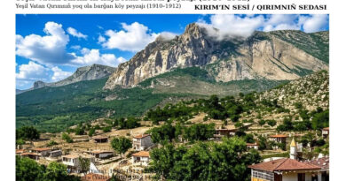 Fotoğraf karesinde, sarp dağ silsilesinin eteklerine kademeli biçimde yerleşmiş evler, dar köy yolları ve yoğun ağaç örtüsü dikkat çekmektedir. Bu görünüm, Yeşil Vatan Kırım olarak anılan yarımadanın doğal zenginliğini ve insan ile tabiat arasındaki dengeli ilişkiyi açık biçimde ortaya koymaktadır.