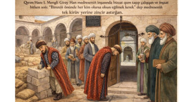 Qırım Hanı I. Mengli Giray Han medreseniñ inşasında bizzat qum taşıp çalışqan ve inşaat bitken soñ: “İlimniñ önünde her kim olursa olsun eğilmek kerek” dep medreseniñ tek kirüv yerine zincir astırğan.