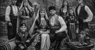 Kırım Tatar ulusal kıyafeti, maddi kültür unsuru olmanın ötesinde, tarihsel hafızanın ve kimlik direncinin sembolüdür. Sürgün ve asimilasyon süreçlerine rağmen geleneksel kıyafet unsurlarının diaspora toplulukları aracılığıyla yeniden üretilmesi, kültürel sürekliliğin önemli bir göstergesidir. Bu kıyafet geleneği; toplumsal hiyerarşiyi, cinsiyet rollerini, dini inancı ve estetik anlayışı aynı anda yansıtan bütüncül bir kültürel sistem olarak değerlendirilmelidir.