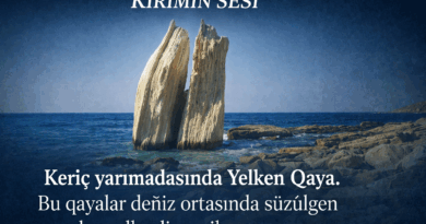 Keriç yarımadasında Yelken Qaya.  Bu qayalar uzaqtan deñiz ortasında süzülgen dev yelkenli gemilerge oşay.